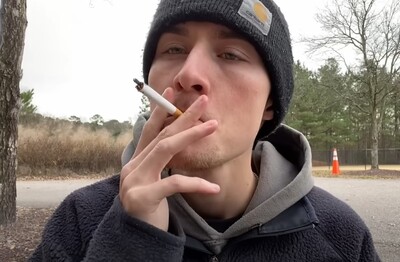 Лечение зависимости от табакокурения в Приозерске Мужчина с сигаретой делает затяжку