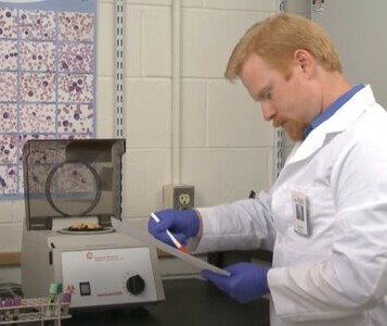 Клиника лечения наркозависимости в Приозерске Врач в кабинете клиники