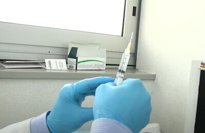 Проведение кодирования Вивитролом в Приозерске Шприц с Вивитролом в руках у врача